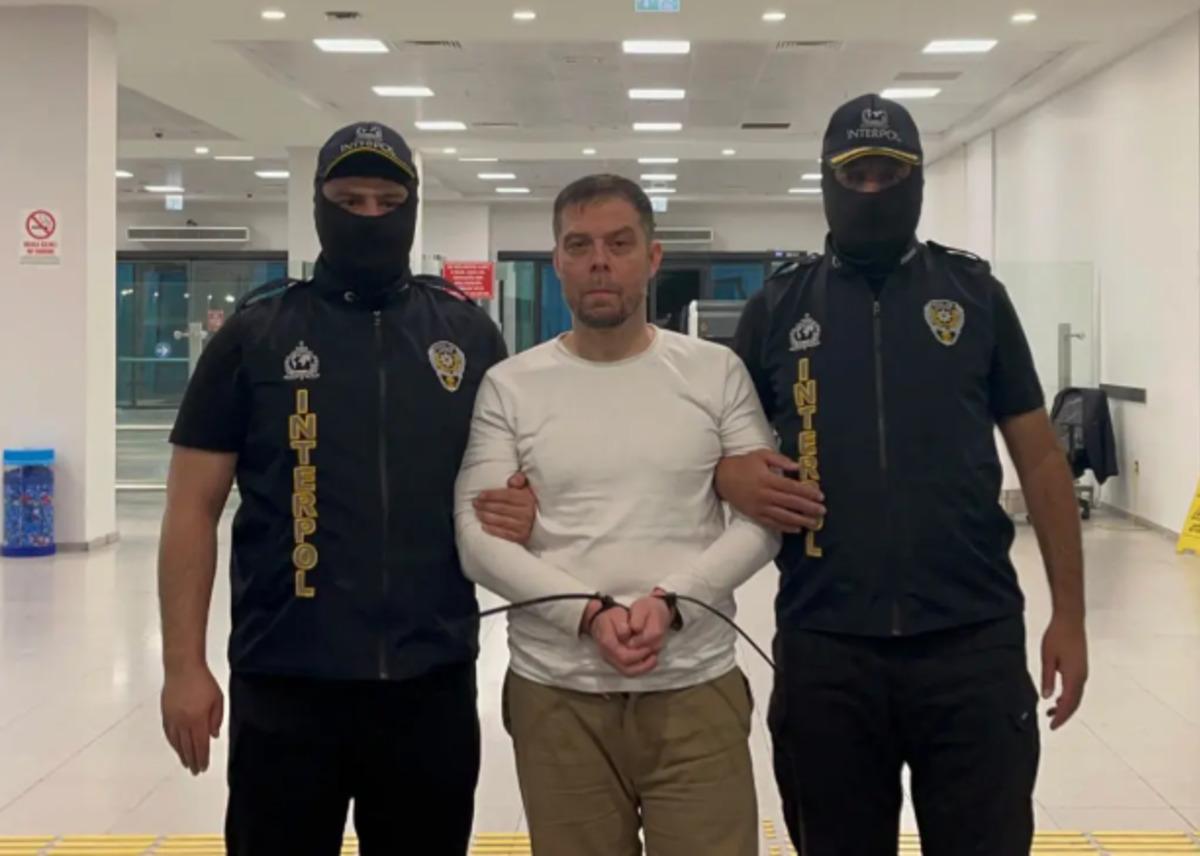 Son çare Uçakta bomba var diye bağırmış! Türkiye ye getirildi 3