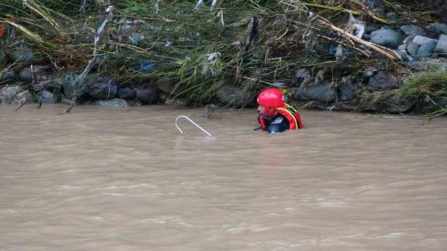 Giresun’da selde kaybolan 2 kişiyi arama çalışmaları sürüyor 2