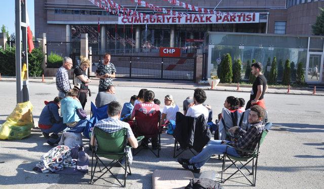 CHP'de oturma eylemi sona erdi