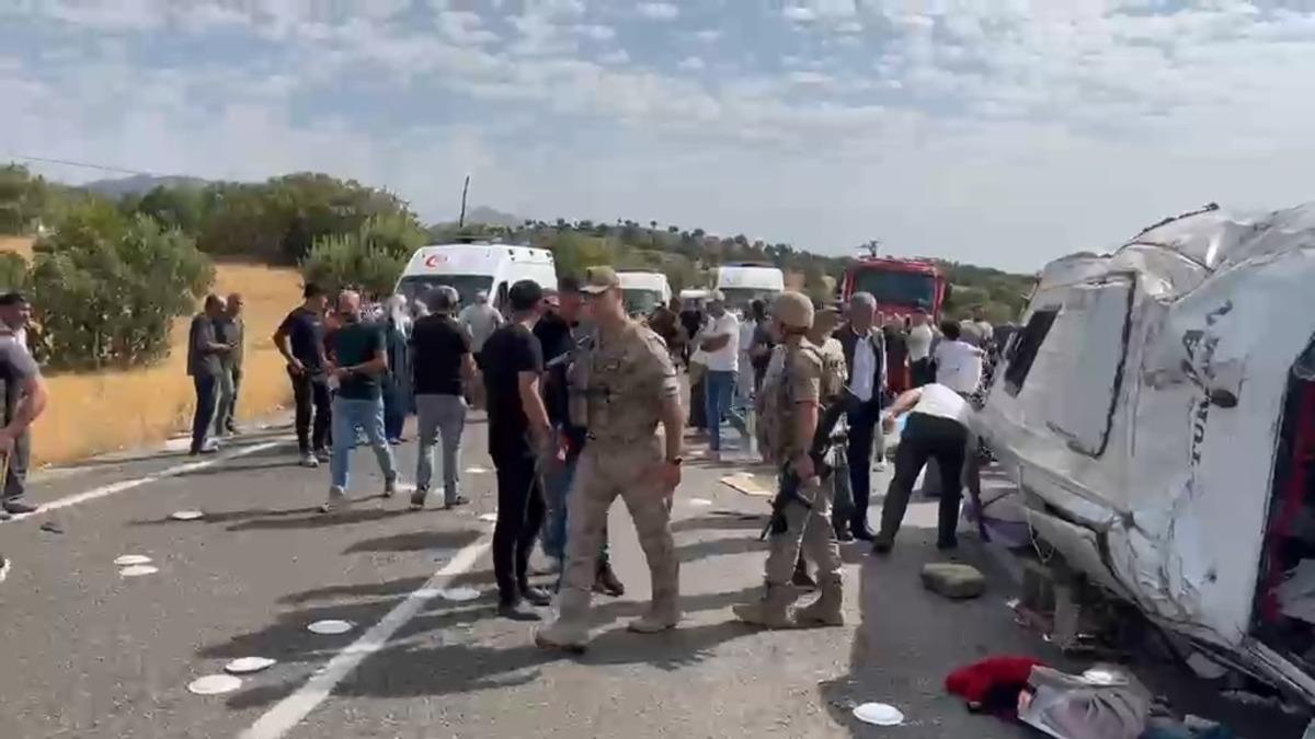  SON DAKİKA | Diyarbakır da feci kaza! Nişana gidiyorlardı: 5 &ouml;l&uuml;, 11 yaralı 5