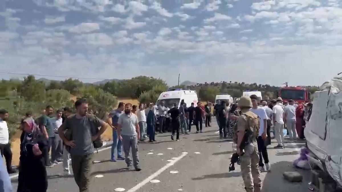  SON DAKİKA | Diyarbakır da feci kaza! Nişana gidiyorlardı: 5 &ouml;l&uuml;, 11 yaralı 7