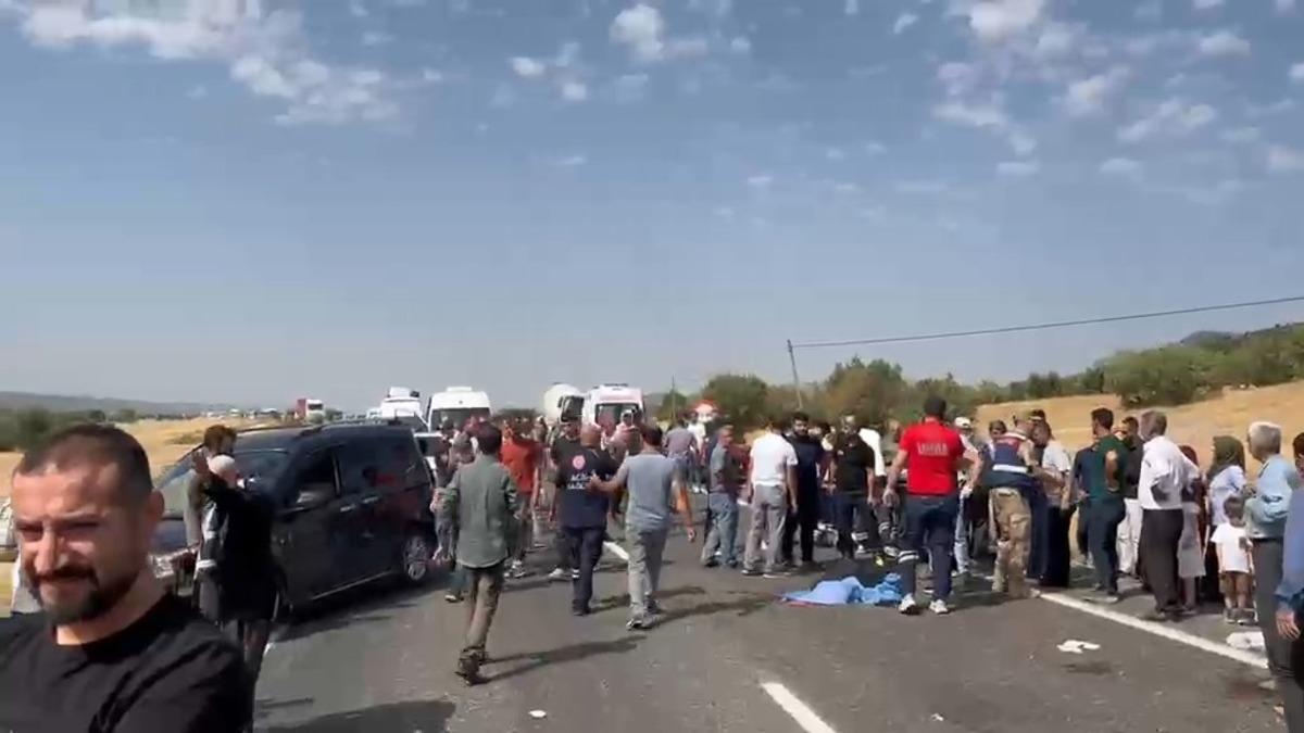  SON DAKİKA | Diyarbakır da feci kaza! Nişana gidiyorlardı: 5 &ouml;l&uuml;, 11 yaralı 9