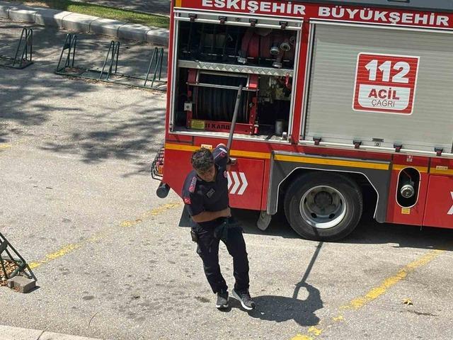 Eskişehir&rsquo;de mezarlar alevler i&ccedil;inde kaldı 3