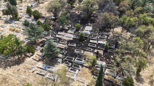 Eskişehir&rsquo;de mezarlar alevler i&ccedil;inde kaldı 1