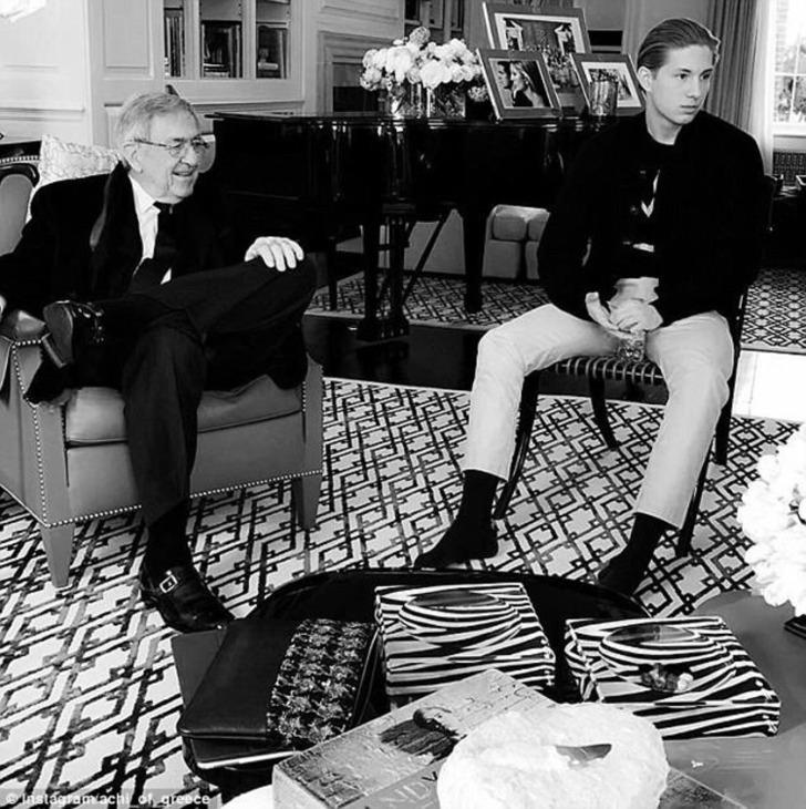 Ülkeden kaçan kraliyet ailesi lüks içinde yüzüyor G1