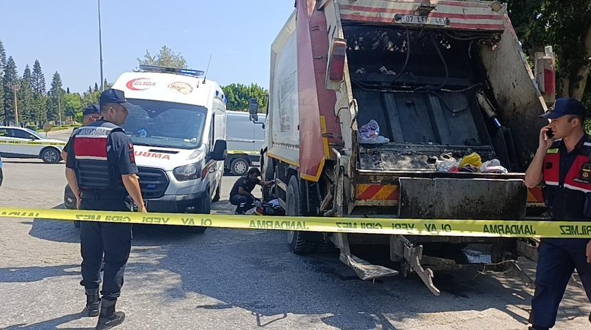 Temizlik iş&ccedil;isi g&ouml;rev yaptığı &ccedil;&ouml;p kamyonunun altında kalarak hayatını kaybetti