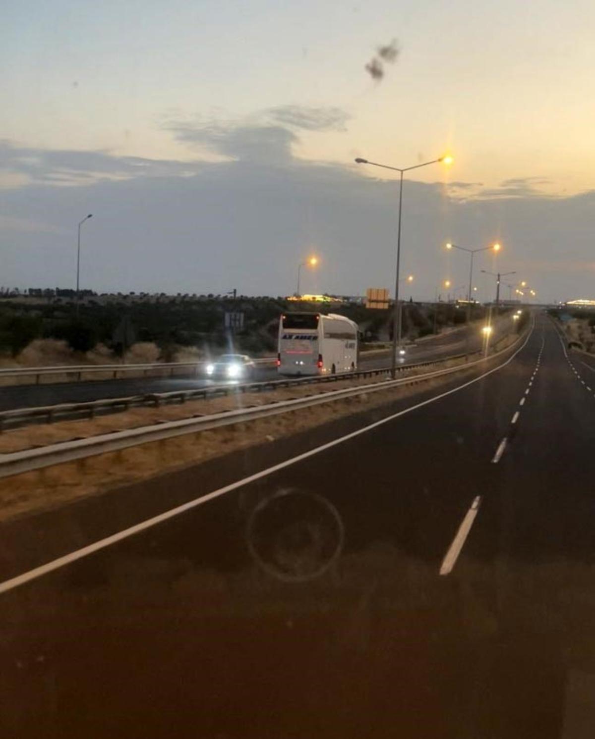 Otoyolda tehlikeli dakikalar: Yolcu otob&uuml;s&uuml; ters y&ouml;nde ilerledi 1