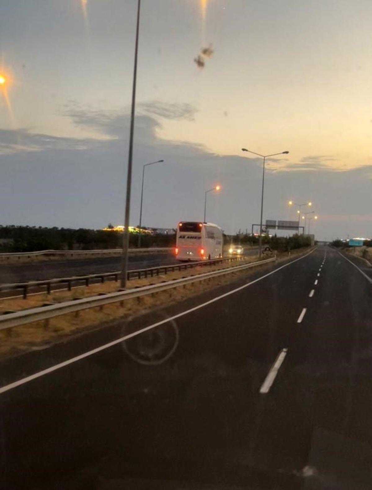 Otoyolda tehlikeli dakikalar: Yolcu otob&uuml;s&uuml; ters y&ouml;nde ilerledi 3