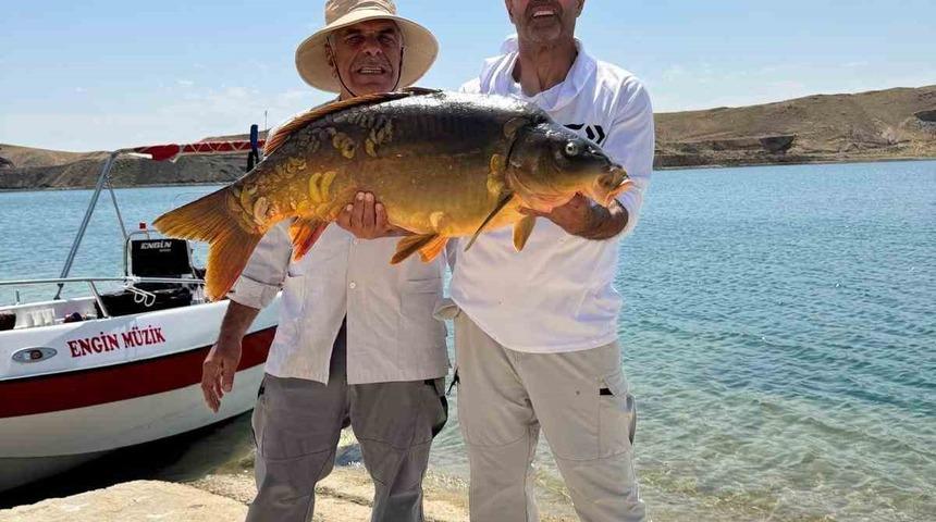 Keban Baraj G&ouml;l&uuml;&rsquo;nde 27 kiloluk dev sazan yakalandı