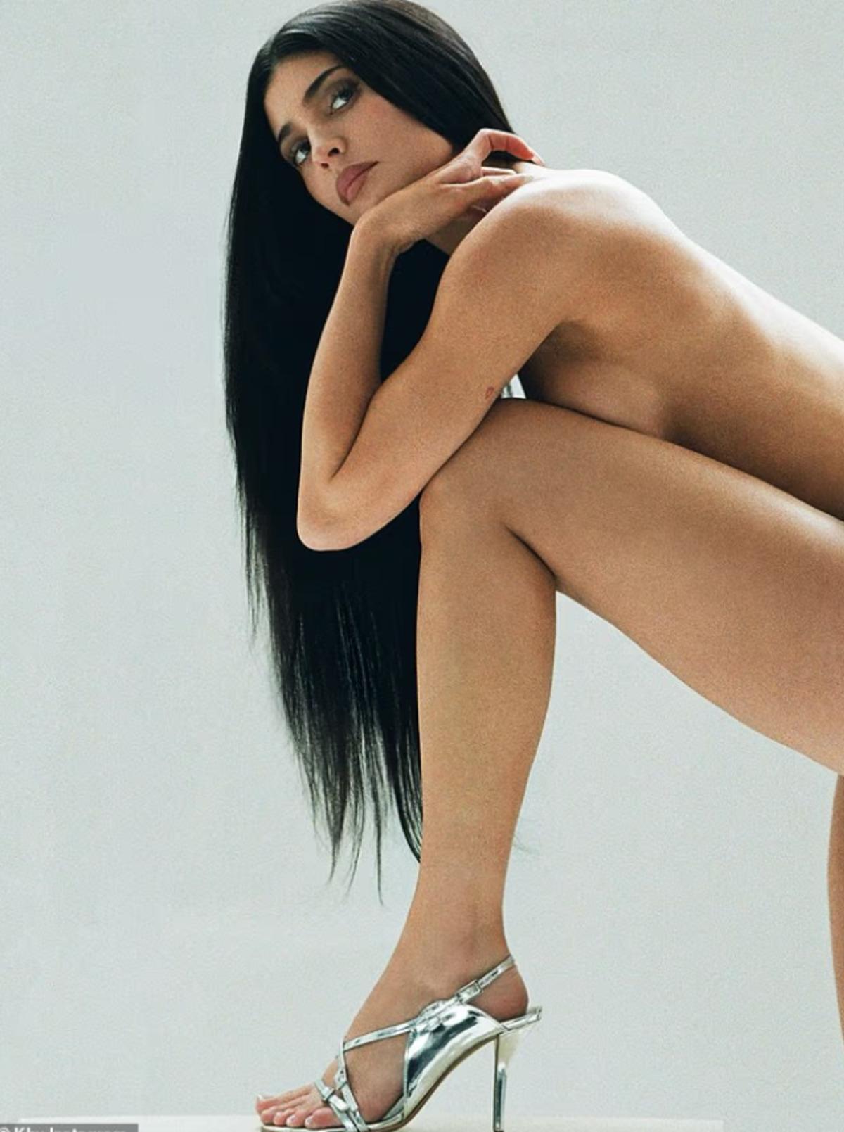 Kylie Jenner, Khy kampanyası için soyundu! 1