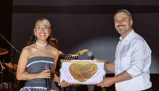 Sanat&ccedil;ı Hande &Uuml;nsal&rsquo;dan evlilik teklifine &rsquo;&rsquo;ilgin&ccedil;&rsquo;&rsquo; yorumu