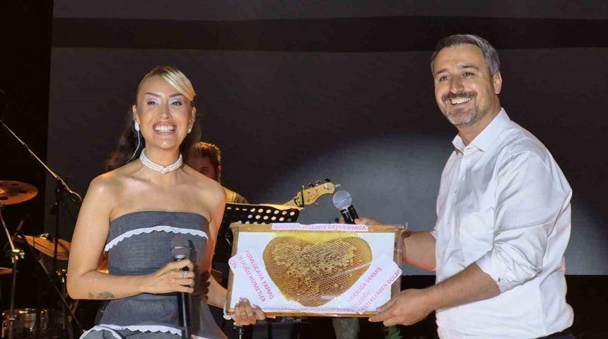 Sanat&ccedil;ı Hande &Uuml;nsal&rsquo;dan evlilik teklifine &rsquo;&rsquo;ilgin&ccedil;&rsquo;&rsquo; yorumu