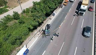 Tıra arkadan &ccedil;arpan otomobilin tavanı koptu: Uzman onbaşı hayatını kaybetti