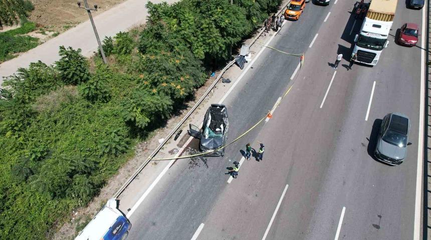 Tıra arkadan &ccedil;arpan otomobilin tavanı koptu: Uzman onbaşı hayatını kaybetti