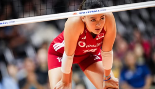 Voleybol gala gecesinde! Kırmızı elbisesiyle beğeni topladı