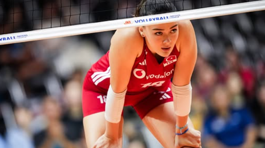 Zehra G&uuml;neş voleybol gala gecesinde! Kırmızı elbisesiyle beğeni topladı