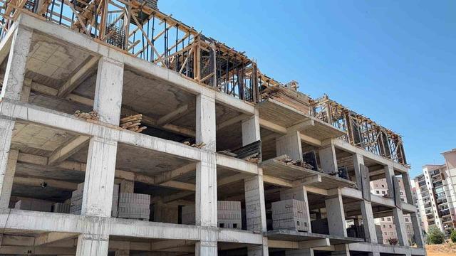 İnşaattan düşen işçi yaralandı 1