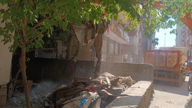 Siirt’te bir evden 2 kamyon çöp çıkarıldı