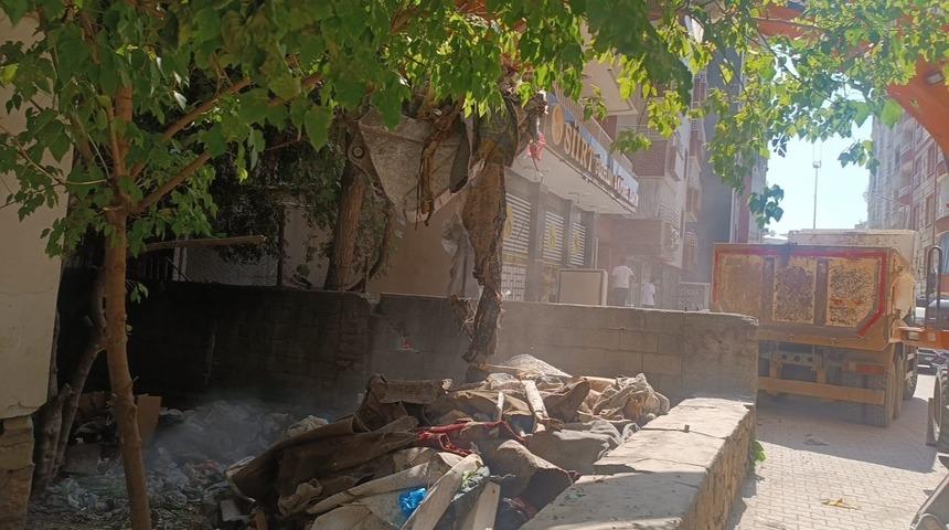 Siirt&rsquo;te bir evden 2 kamyon &ccedil;&ouml;p &ccedil;ıkarıldı