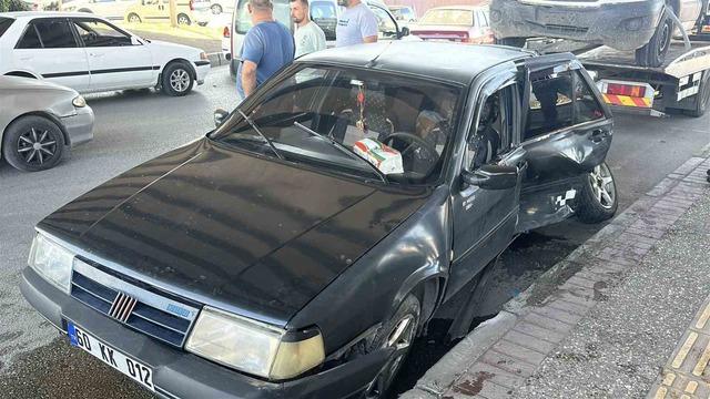 Kavşakta otomobil ile kamyonet &ccedil;arpıştı: 1 yaralı 3