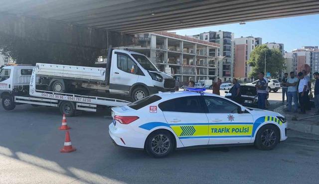 Kavşakta otomobil ile kamyonet &ccedil;arpıştı: 1 yaralı 2