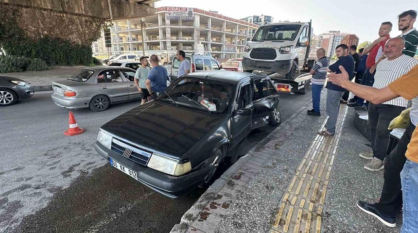 Kavşakta otomobil ile kamyonet &ccedil;arpıştı: 1 yaralı