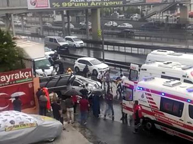 Otobüse çarpan otomobil durağa girdi: 1'i ağır 2 yaralı