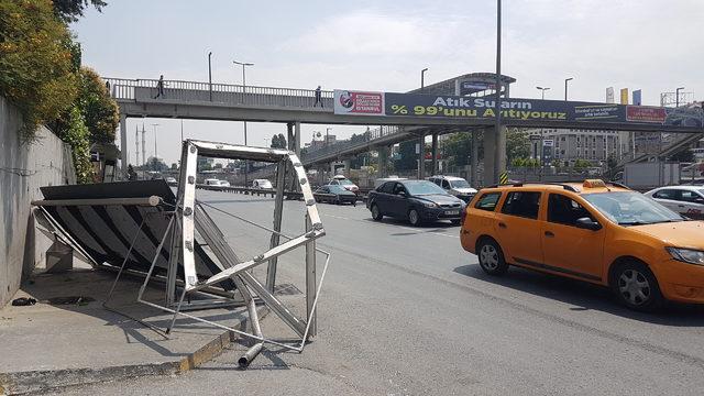 Otobüse çarpan otomobil durağa girdi: 1'i ağır 2 yaralı