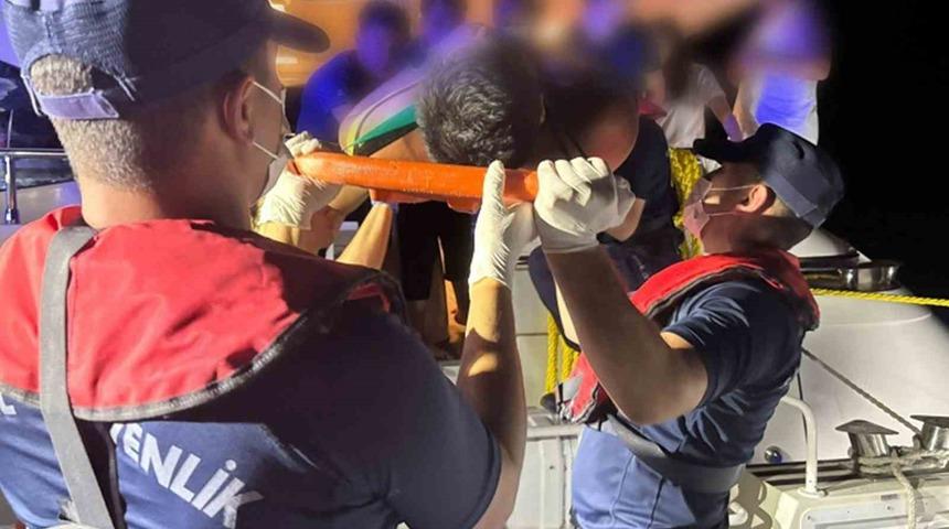 &Ouml;zel teknede rahatsızlanan vatandaşa Sahil G&uuml;venlikten tıbbi tahliye
