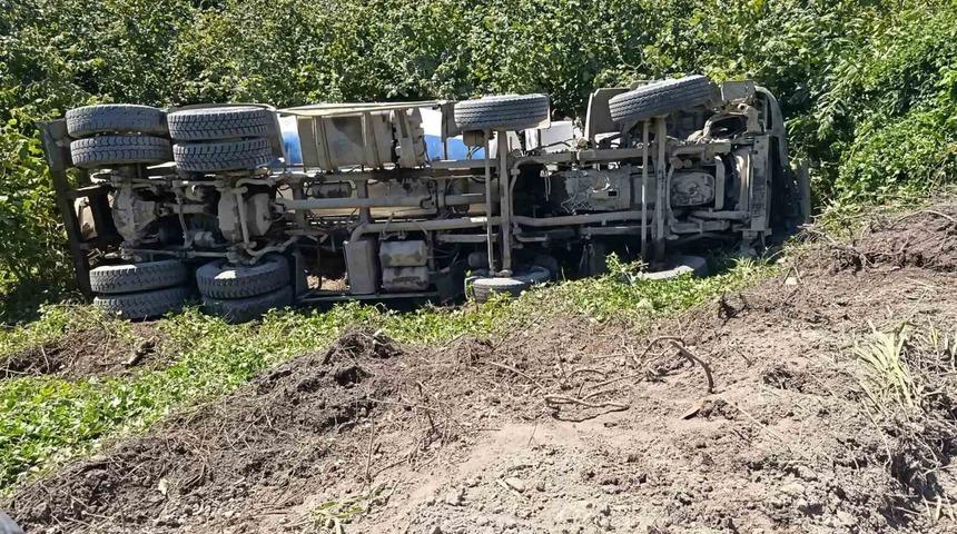 Alaplı&rsquo;da şarampole u&ccedil;an beton mikserinin s&uuml;r&uuml;c&uuml;s&uuml; yaralandı