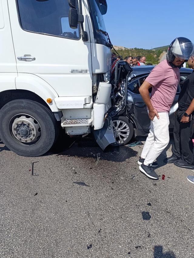 Kamyonet otomobile &ccedil;arptı, yaşlı kadın hayatını kaybetti 3