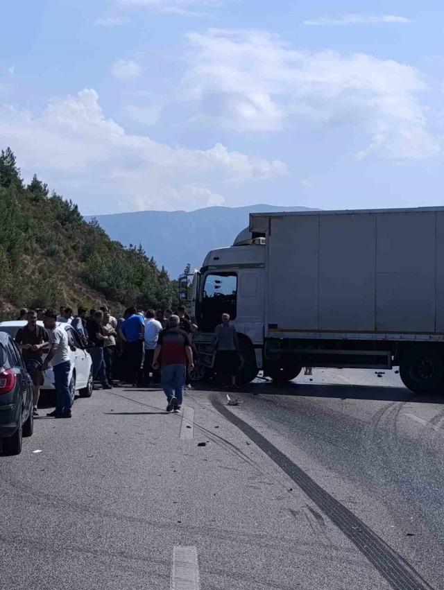 Kamyonet otomobile &ccedil;arptı, yaşlı kadın hayatını kaybetti 2