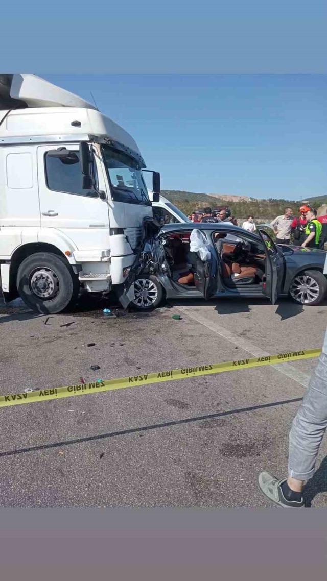 Kamyonet otomobile &ccedil;arptı, yaşlı kadın hayatını kaybetti 1