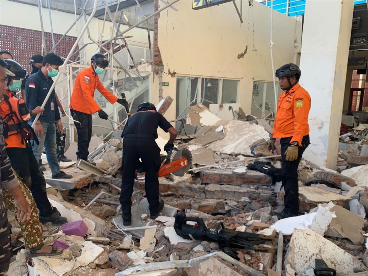 Endonezya da 7.7 büyüklüğünde deprem: Can kaybı 47 ye yükseldi 1