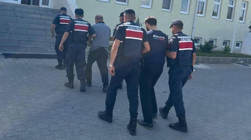 K&ouml;peklerin kavgasına sinirlendi, &ccedil;obanı &ouml;ld&uuml;rd&uuml;: Baba ile oğlu tutuklandı