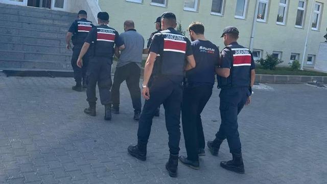 Köpeklerin kavgasına sinirlendi, çobanı öldürdü: Baba ile oğlu tutuklandı