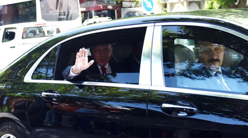 Erdoğan konvoyunu durdurup çocuklara oyuncak dağıttı