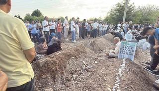 Diyarbakır&rsquo;daki feci kazada &ouml;len 5 kardeş ve 2 yeğen yan yana defnedildi
