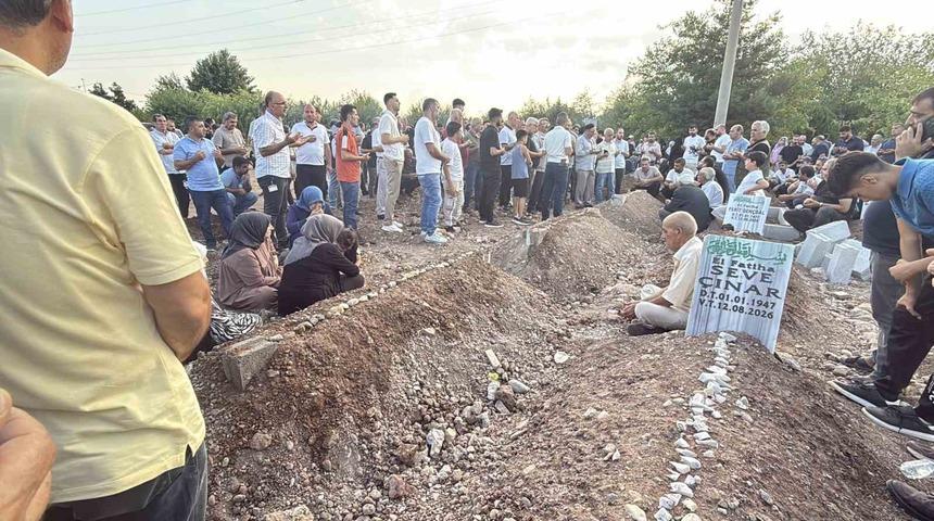 Diyarbakır&rsquo;daki feci kazada &ouml;len 5 kardeş ve 2 yeğen yan yana defnedildi