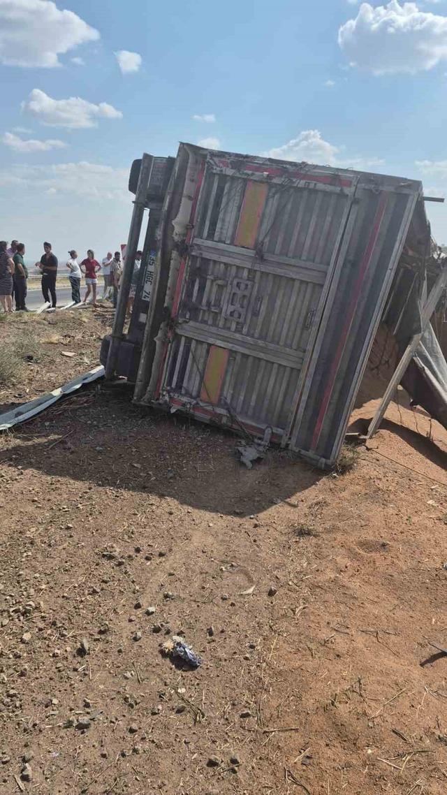 Uzunköprü’de buğday yüklü kamyon devrildi: 1 yaralı 1