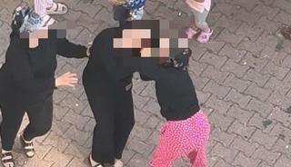 Kayseri&rsquo;de iki kadının sa&ccedil; başa kavgası kamerada