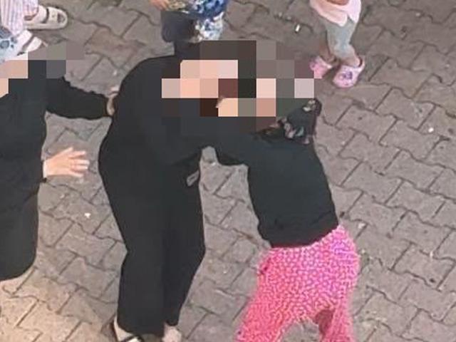 Kayseri&rsquo;de iki kadının sa&ccedil; başa kavgası kamerada