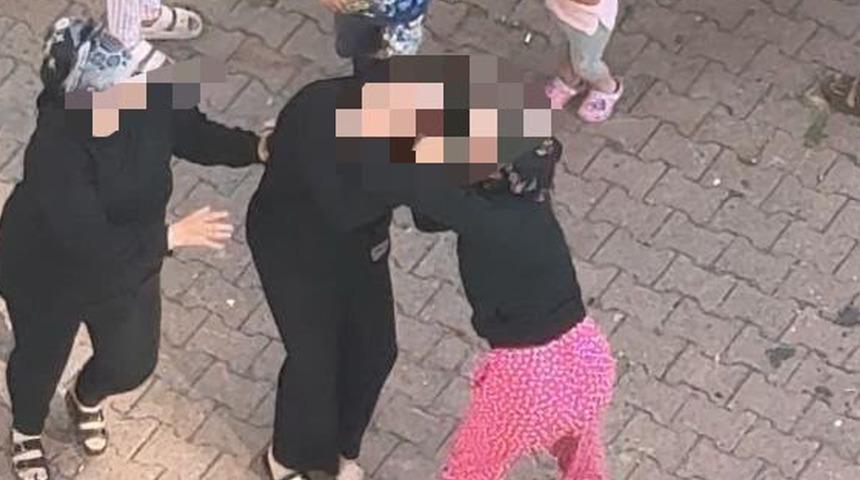 Kayseri&rsquo;de iki kadının sa&ccedil; başa kavgası kamerada