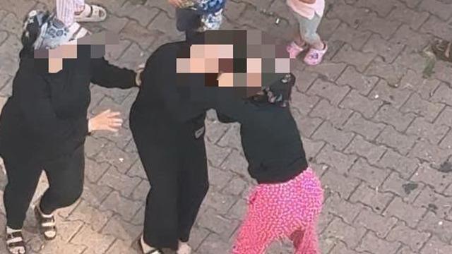 Kayseri’de iki kadının saç başa kavgası kamerada
