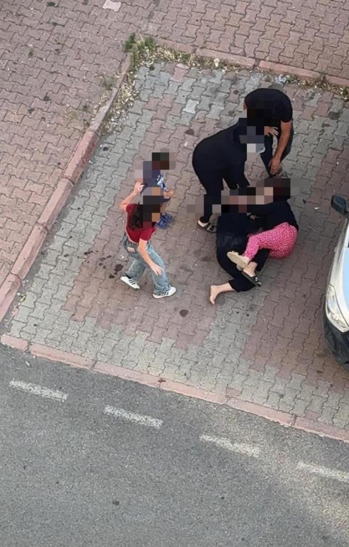 Kayseri&rsquo;de iki kadının sa&ccedil; başa kavgası kamerada 2