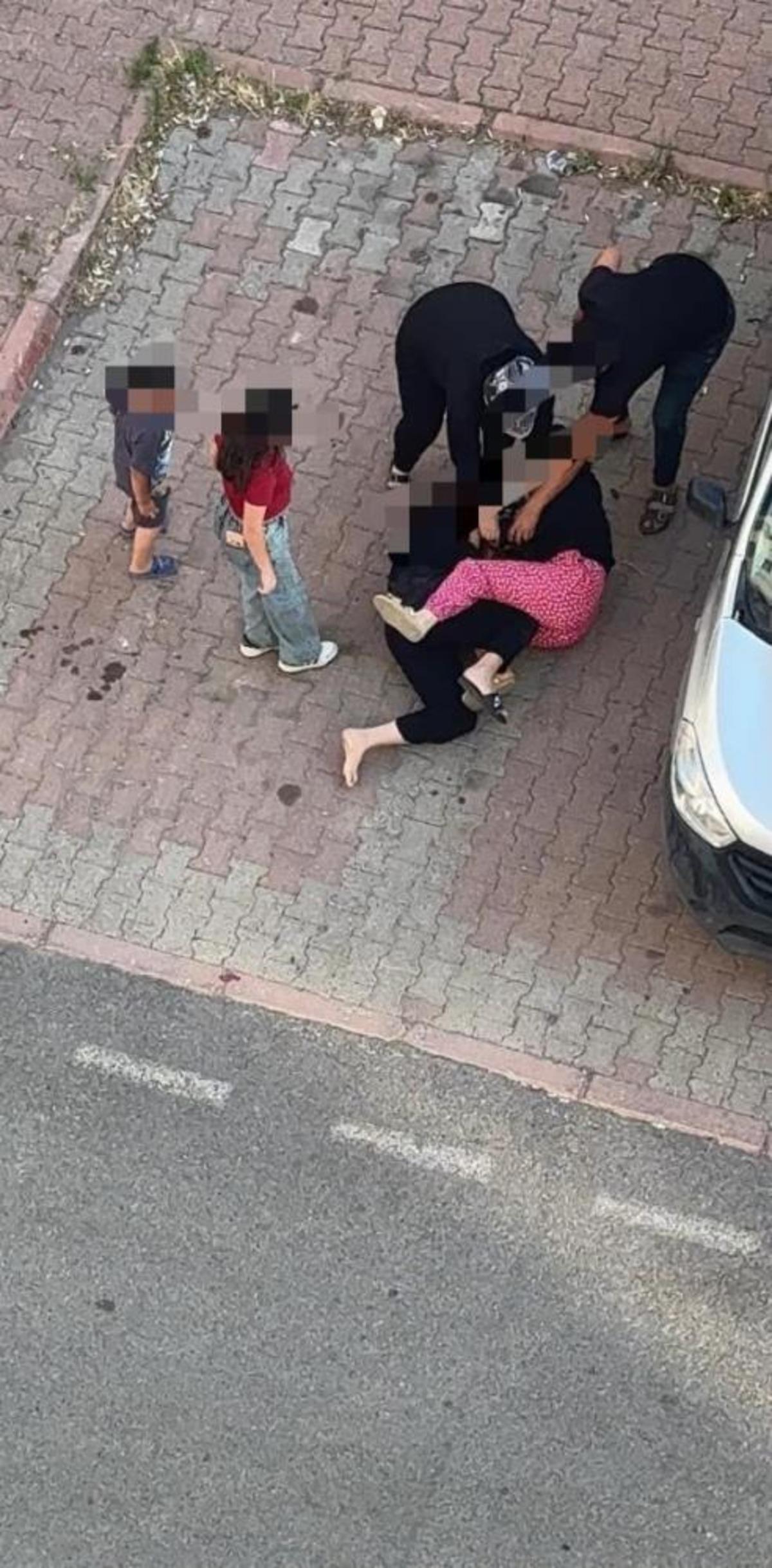 Kayseri&rsquo;de iki kadının sa&ccedil; başa kavgası kamerada 1