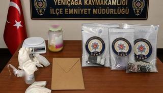 Otomobilden 100 bin liralık uyuşturucu &ccedil;ıktı: 2 tutuklama