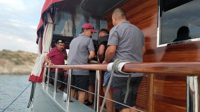 Tekneden düşen turist hastaneye kaldırıldı