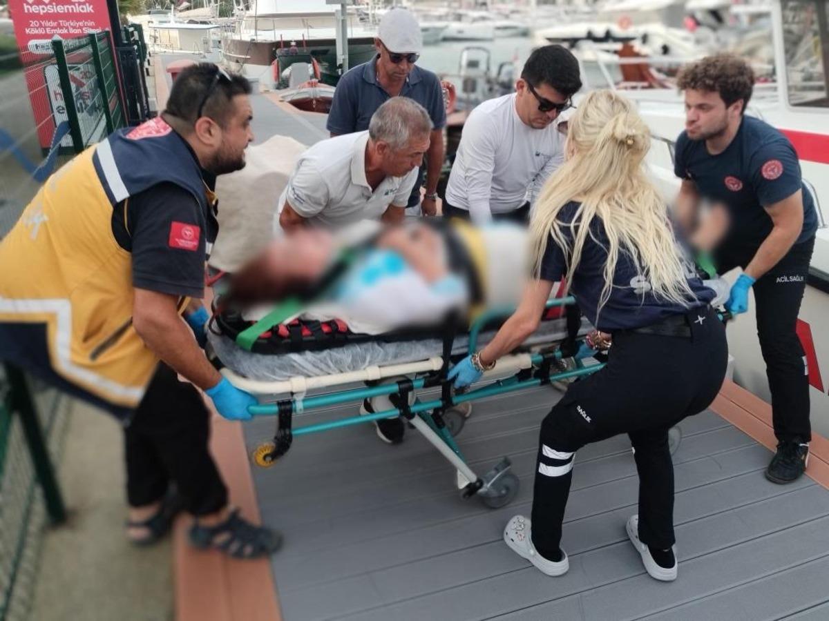 Tekneden düşen turist hastaneye kaldırıldı 1