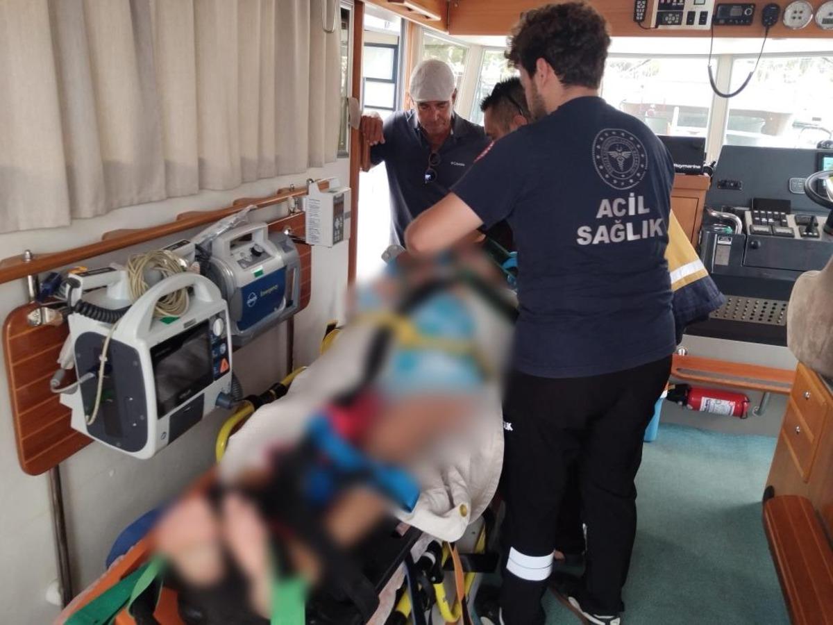 Tekneden düşen turist hastaneye kaldırıldı 2